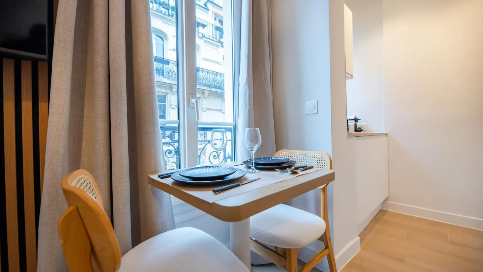 Cia - Studio De L'Etoile Paris 0*,  França